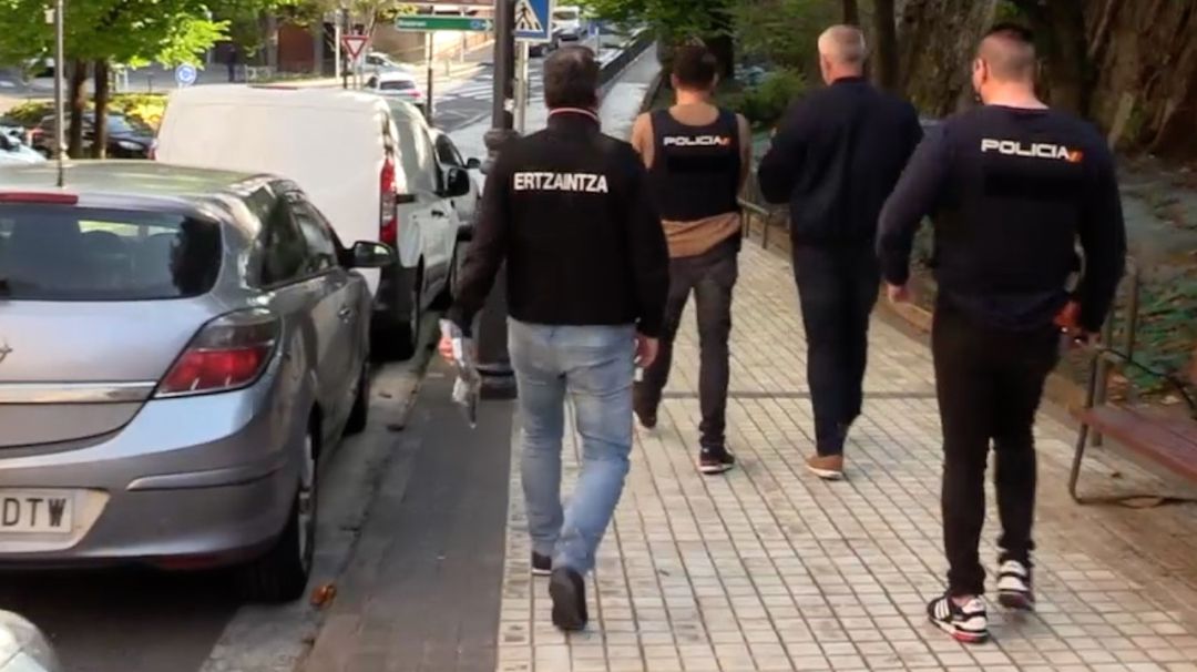 Momento en el que agentes de la Ertzaintza y la Policía Nacional detienen a una de las personas implicadas. Momento en el que agentes de la Ertzaintza y la Policía Nacional detienen a una de las personas implicadas.