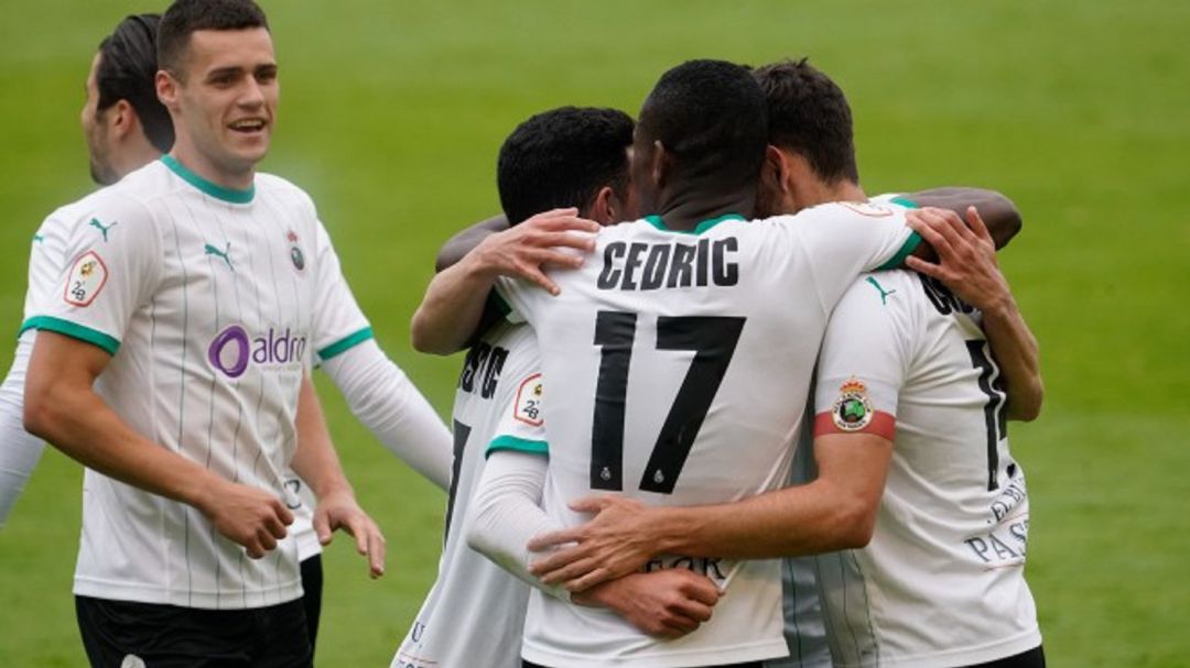 Jugadores del Racing celebran un gol ante Osasuna B Jugadores del Racing celebran un gol ante Osasuna B