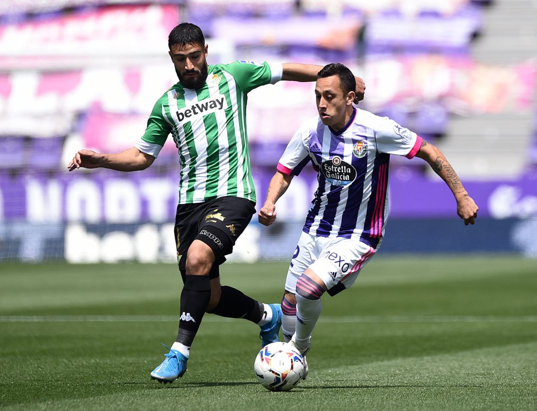 VALLADOLID, SPAIN - MAY 02: Fabian Orellana of Real Valladolid battles for possession with Nabil Fekir of Real Betis during the La Liga Santander match between Real Valladolid CF and Real Betis at Estadio Municipal Jose Zorrilla on May 02, 2021 in Valladolid, Spain. Sporting stadiums around Spain remain under strict restrictions due to the Coronavirus Pandemic as Government social distancing laws prohibit fans inside venues resulting in games being played behind closed doors. (Photo by Denis Doyle Getty Images) VALLADOLID, SPAIN - MAY 02: Fabian Orellana of Real Valladolid battles for possession with Nabil Fekir of Real Betis during the La Liga Santander match between Real Valladolid CF and Real Betis at Estadio Municipal Jose Zorrilla on May 02, 2021 in Valladolid, Spain. Sporting stadiums around Spain remain under strict restrictions due to the Coronavirus Pandemic as Government social distancing laws prohibit fans inside venues resulting in games being played behind closed doors. (Photo by Denis Doyle Getty Images)