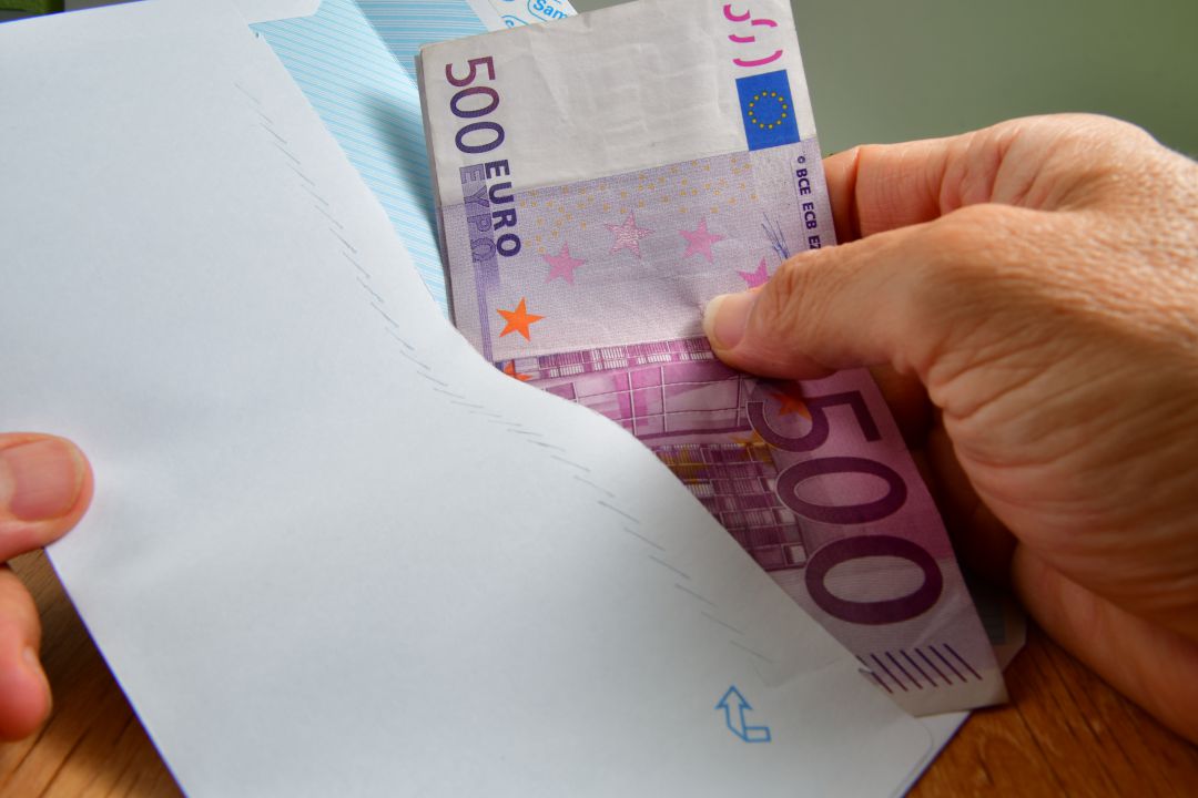 El sobre contenía billetes por valor de más de 2.000 euros El sobre contenía billetes por valor de más de 2.000 euros