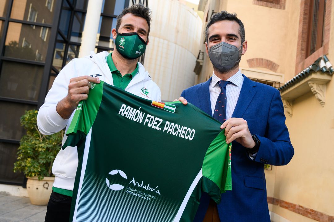 El alcalde de Almería tiene su camiseta del Unicaja Costa de Almería. El alcalde de Almería tiene su camiseta del Unicaja Costa de Almería.