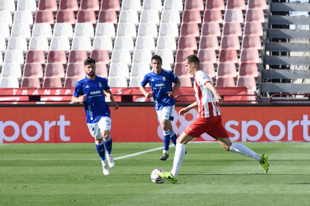 Radosav Petrovic en el partido contra el Oviedo. Radosav Petrovic en el partido contra el Oviedo.