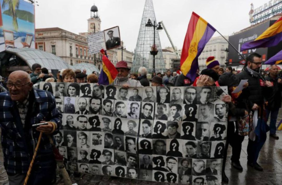 Manifestación de víctimas del franquismo en la Puerta del Sol de Madrid en una imagen de archivo Manifestación de víctimas del franquismo en la Puerta del Sol de Madrid en una imagen de archivo