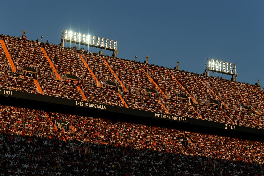 Aficionados en Mestalla, estadio del Valencia. Aficionados en Mestalla, estadio del Valencia.