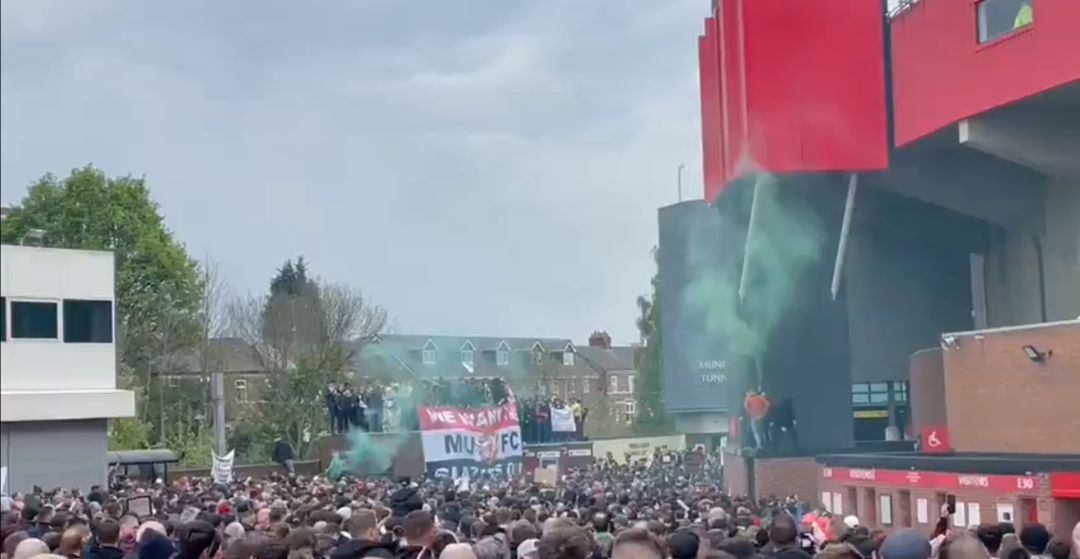 Aficionados del Manchester United en los aledaños de Old Trafford. Aficionados del Manchester United en los aledaños de Old Trafford.