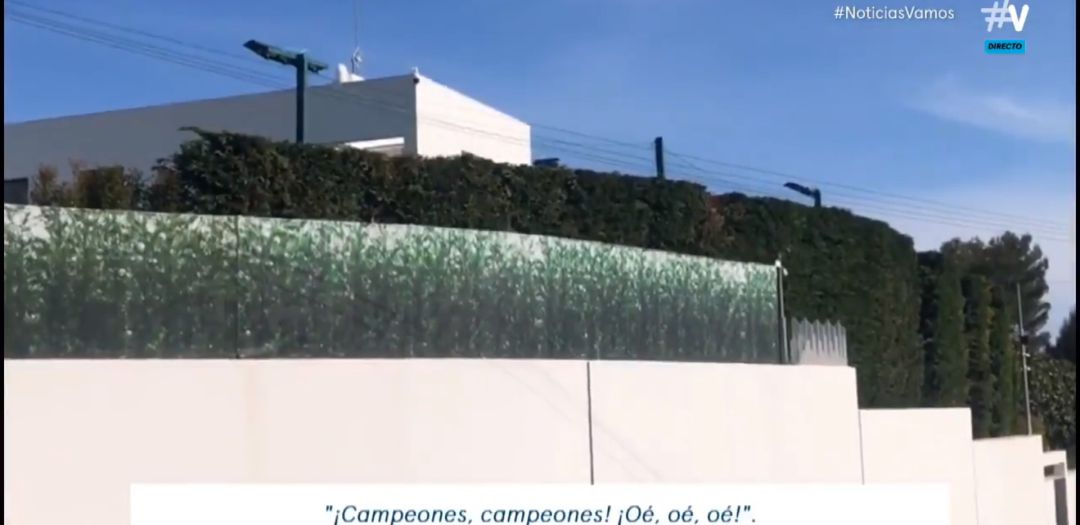 Gritos de "campeones, campeones" durante la conjura de la primera plantilla del Barcelona Gritos de "campeones, campeones" durante la conjura de la primera plantilla del Barcelona