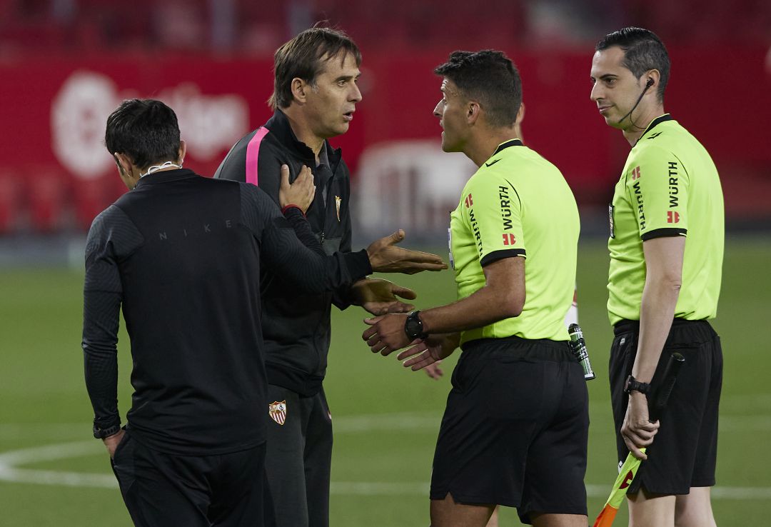 Lopetegui habla con Gil Manzano tras el partido. Lopetegui habla con Gil Manzano tras el partido.