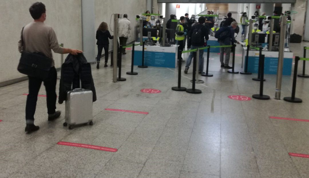Control de pasajeros internacionales en un aeropuerto Control de pasajeros internacionales en un aeropuerto