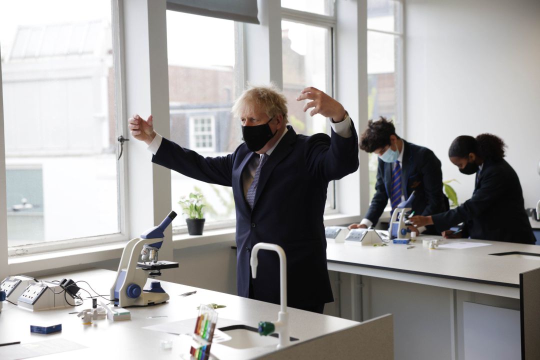El primer ministro Boris Johnson, durante la visita a un centro educativo tecnológico. El primer ministro Boris Johnson, durante la visita a un centro educativo tecnológico.