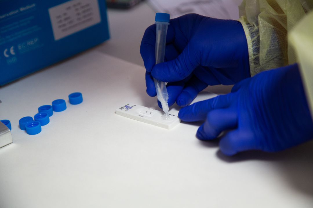 Una sanitaria comprueba el resultado de un test de antígenos. Foto de archivo. Una sanitaria comprueba el resultado de un test de antígenos. Foto de archivo.