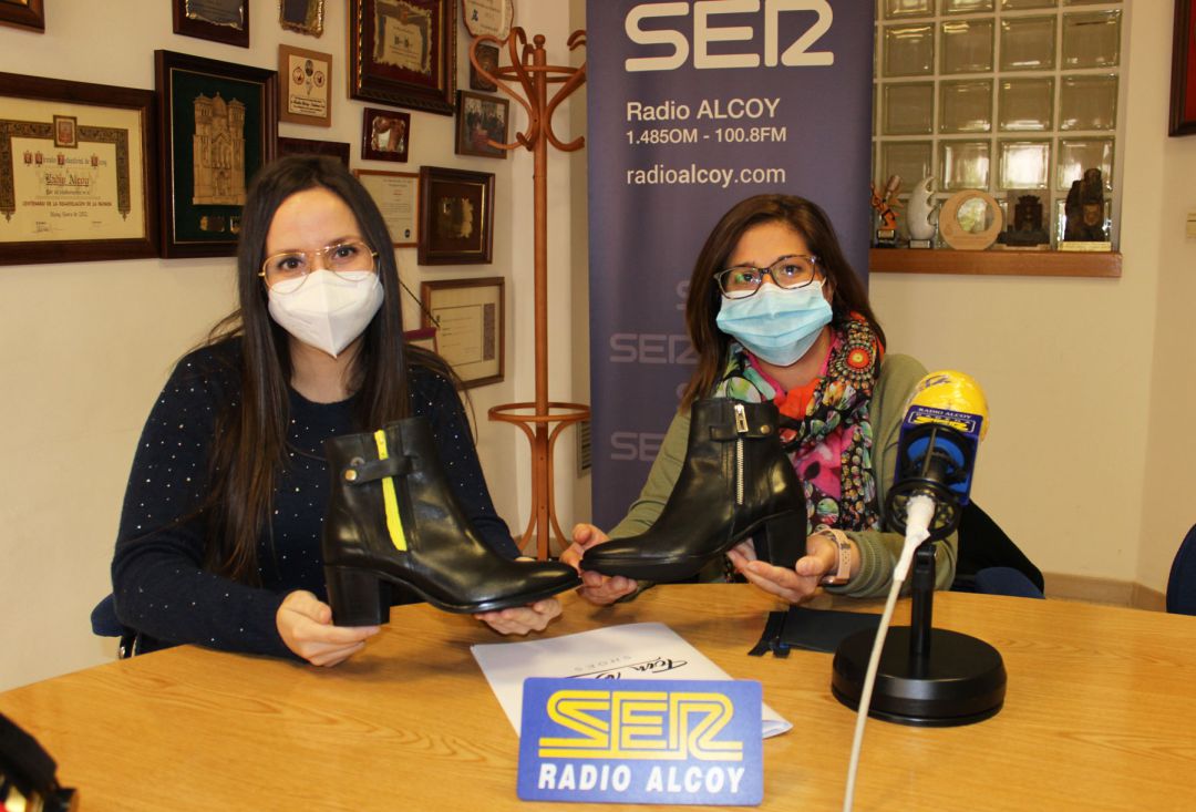 Cristina Fernández y Marisa Alemany sostienen dos modelos de zapatos Tom Bluck Cristina Fernández y Marisa Alemany sostienen dos modelos de zapatos Tom Bluck