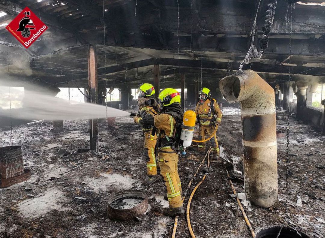 Los bomberos apagando el fuego registrado en la segunda planta de una granja de pavos en Gorga. Los bomberos apagando el fuego registrado en la segunda planta de una granja de pavos en Gorga.