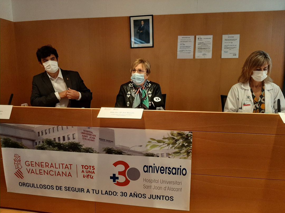 La consellera de Sanidad Universal, Ana Barceló (c) en su visita al Hospital de Sant Joan d'Alacant. La consellera de Sanidad Universal, Ana Barceló (c) en su visita al Hospital de Sant Joan d'Alacant.