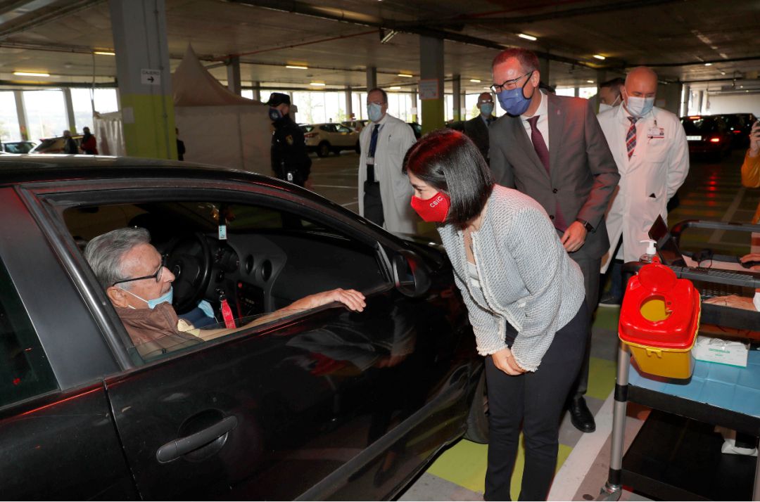 La Ministra de Sanidad conversa con una de las personas citadas para recibir su dosis en el punto de vacunación instalado en el aparcamiento del HUCA La Ministra de Sanidad conversa con una de las personas citadas para recibir su dosis en el punto de vacunación instalado en el aparcamiento del HUCA
