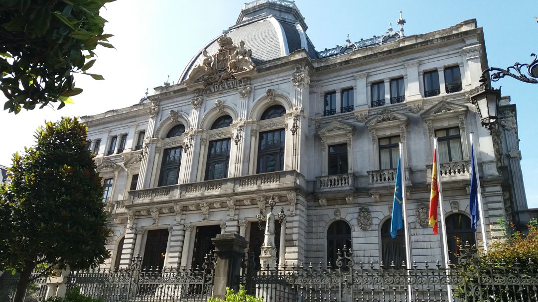 Fachada principal del Parlamento Regional Fachada principal del Parlamento Regional