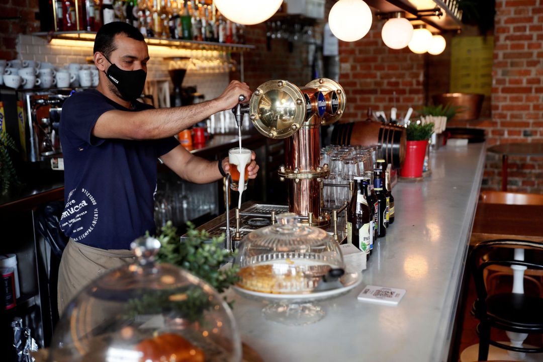 Un camarero trabaja durante su jornada laboral en un restaurante de Madrid Un camarero trabaja durante su jornada laboral en un restaurante de Madrid