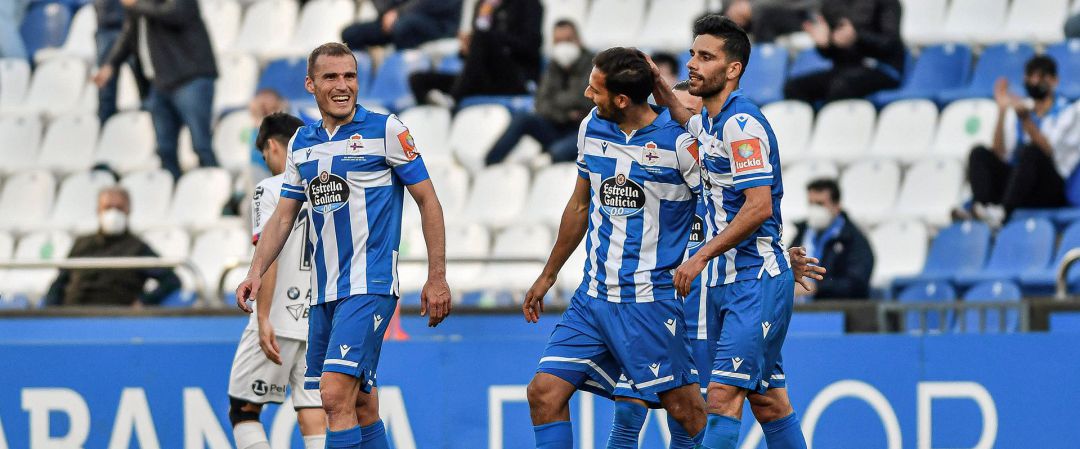 Los jugadores del Depor celebran uno de los goles Los jugadores del Depor celebran uno de los goles