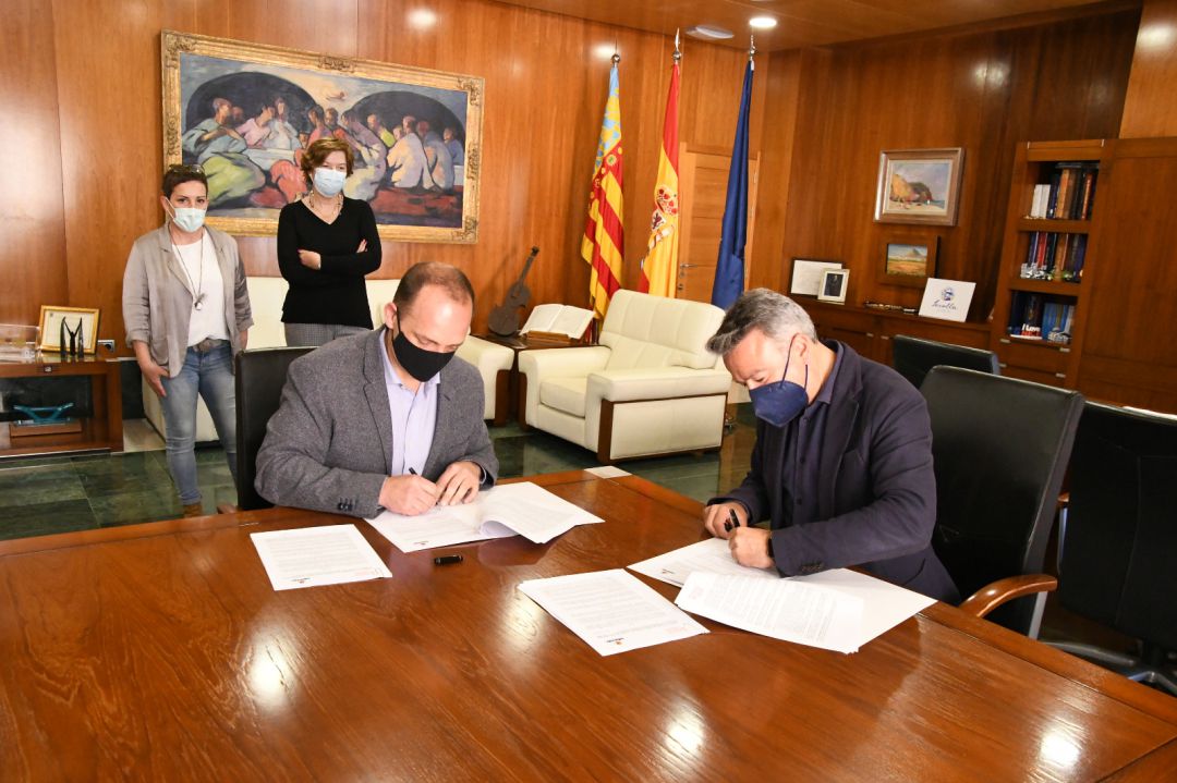 Momento de la firma del convenio. Momento de la firma del convenio.