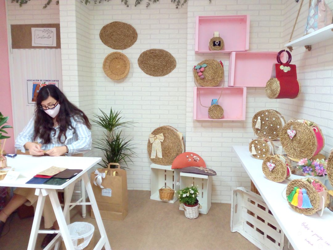 Puesto de bolsos artesanos en el Mercado Central de Elda Puesto de bolsos artesanos en el Mercado Central de Elda