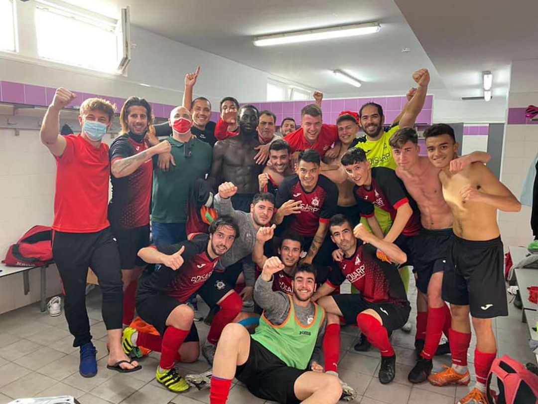 Los jugadores graueros celebran la victoria contra el Dénia Los jugadores graueros celebran la victoria contra el Dénia