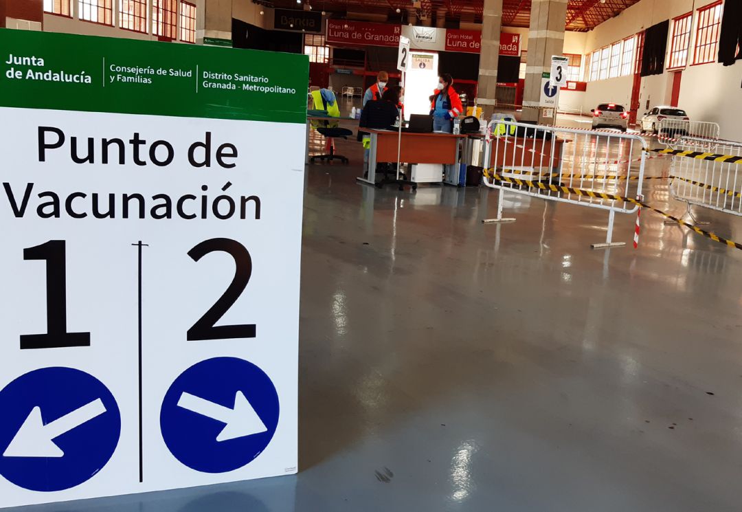 Dispositivo de vacunación masiva contra la covid en la Feria de Muestras de Armilla-Granada (FERMASA) Dispositivo de vacunación masiva contra la covid en la Feria de Muestras de Armilla-Granada (FERMASA)