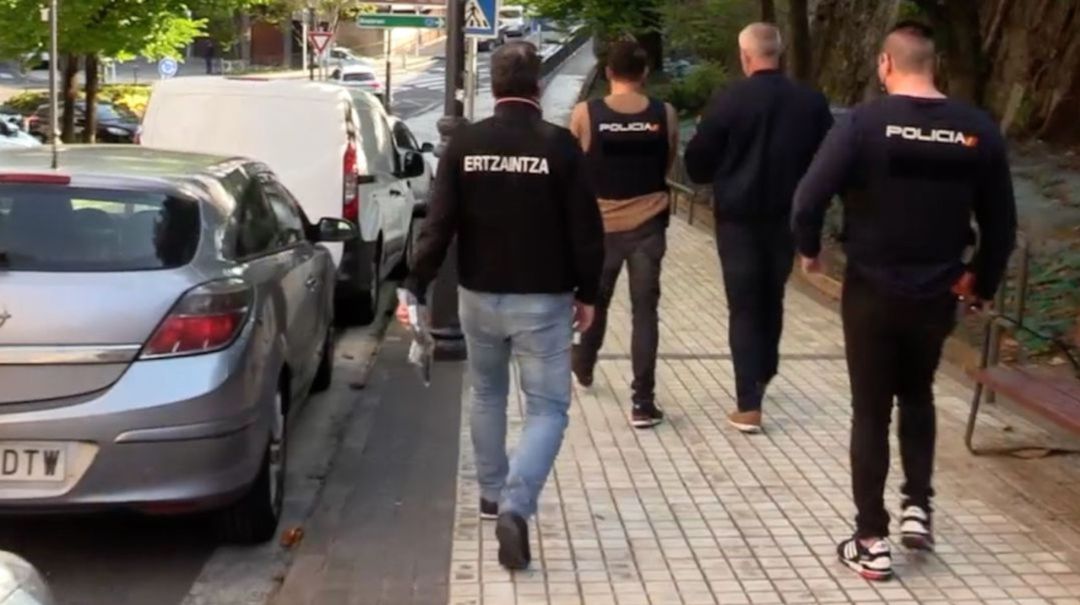 Momento en el que la Ertzaina y la Policía Nacional detiene a una de las personas involucradas en la estafa de casinos en Irun Momento en el que la Ertzaina y la Policía Nacional detiene a una de las personas involucradas en la estafa de casinos en Irun