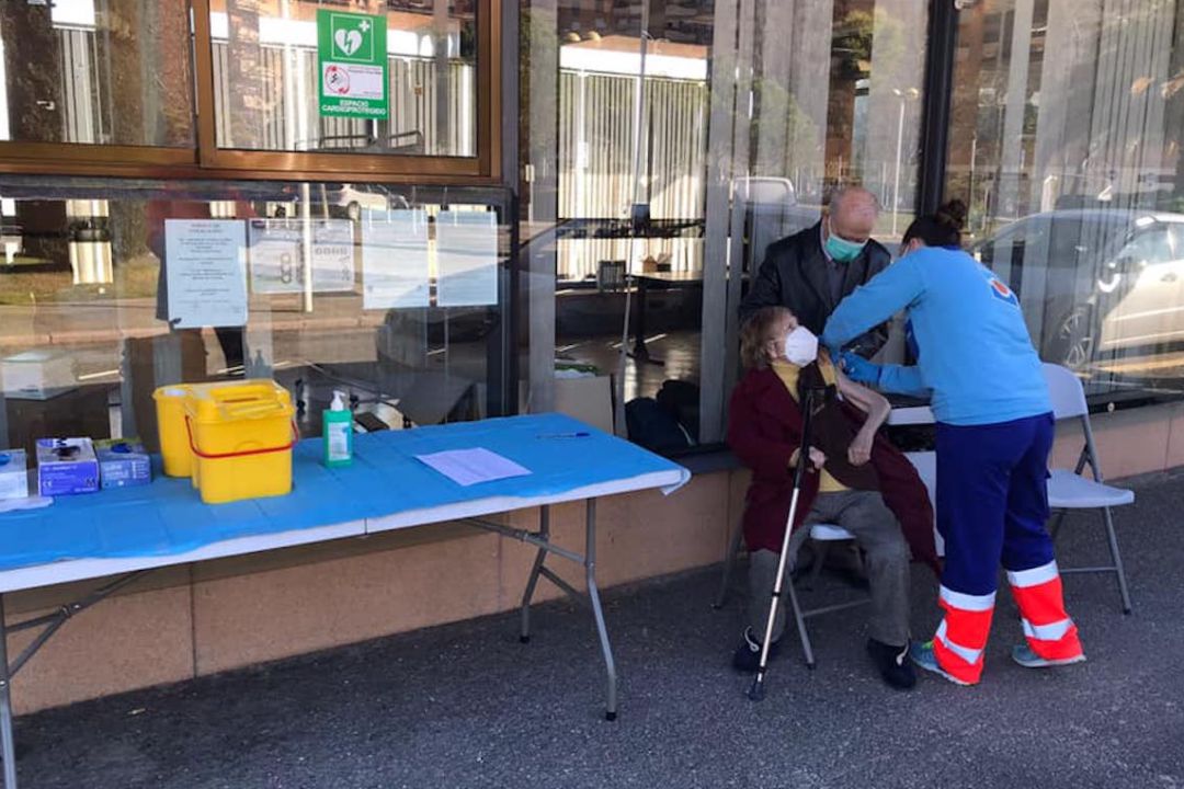 Una sanitaria vacuna a una persona mayor en Jaén. Una sanitaria vacuna a una persona mayor en Jaén.