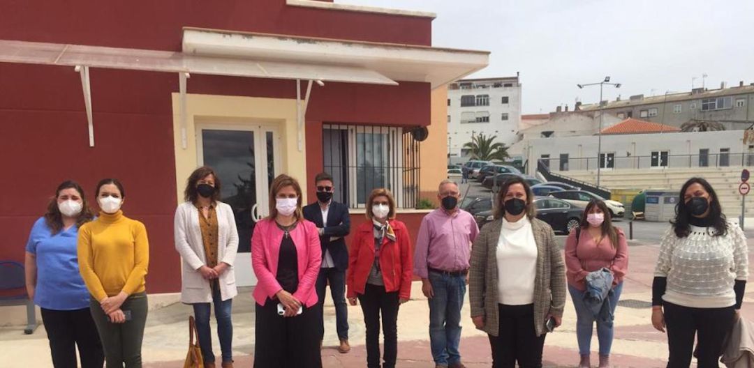 La delegada de Salud, Trinidad Rus (cuarta por la izquierda) acompañada de autoridades locales y profesionales sanitarios junto al Centro de Salud de Pozo Alcón. La delegada de Salud, Trinidad Rus (cuarta por la izquierda) acompañada de autoridades locales y profesionales sanitarios junto al Centro de Salud de Pozo Alcón.