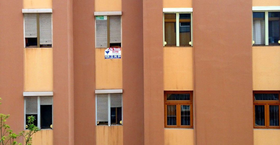 Un edificio con una vivienda en venta. Un edificio con una vivienda en venta.