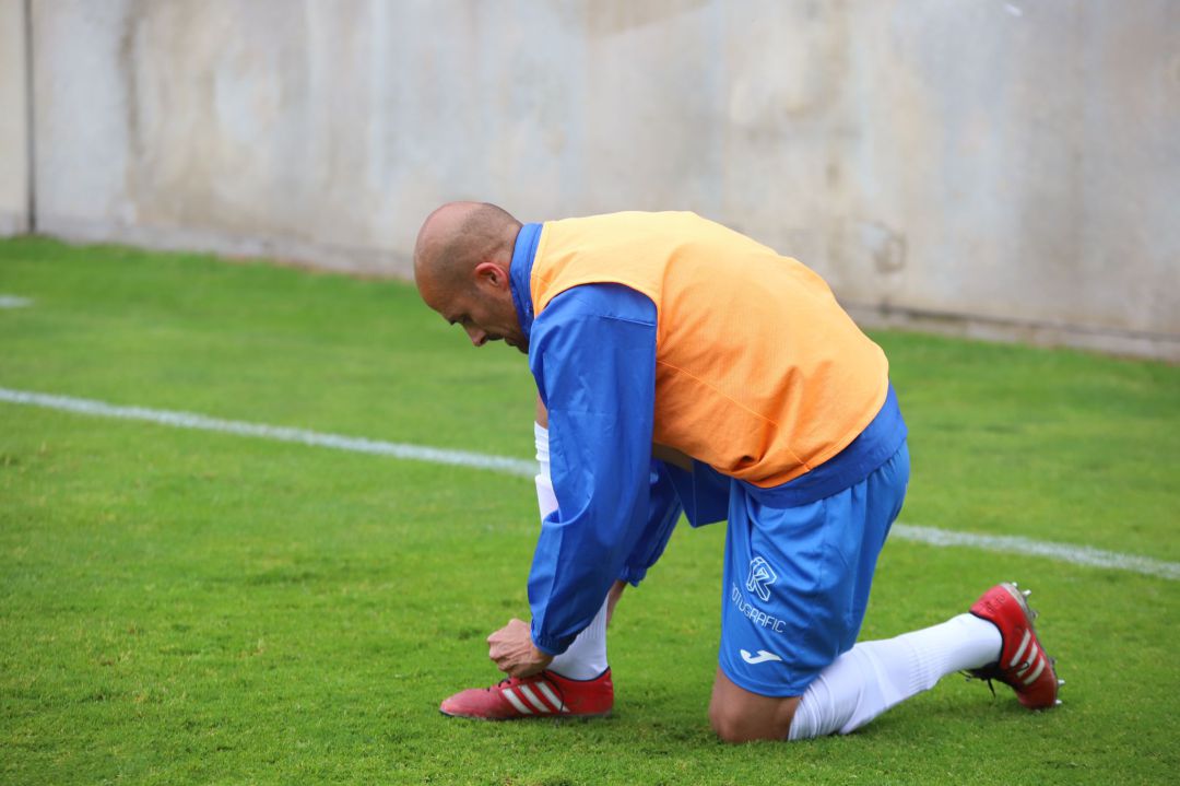 Dani Jurado se ata las botas antes del entrenamiento Dani Jurado se ata las botas antes del entrenamiento