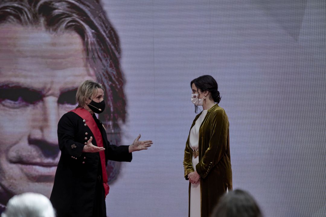 La presidenta de la Comunidad de Madrid, Isabel Díaz Ayuso (d), entrega la Gran Cruz de la Orden del Dos de Mayo al músico Nacho Cano. La presidenta de la Comunidad de Madrid, Isabel Díaz Ayuso (d), entrega la Gran Cruz de la Orden del Dos de Mayo al músico Nacho Cano.