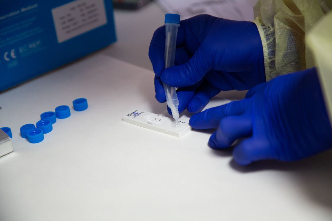 Una sanitaria comprueba el resultado de un test de antígenos. Una sanitaria comprueba el resultado de un test de antígenos.
