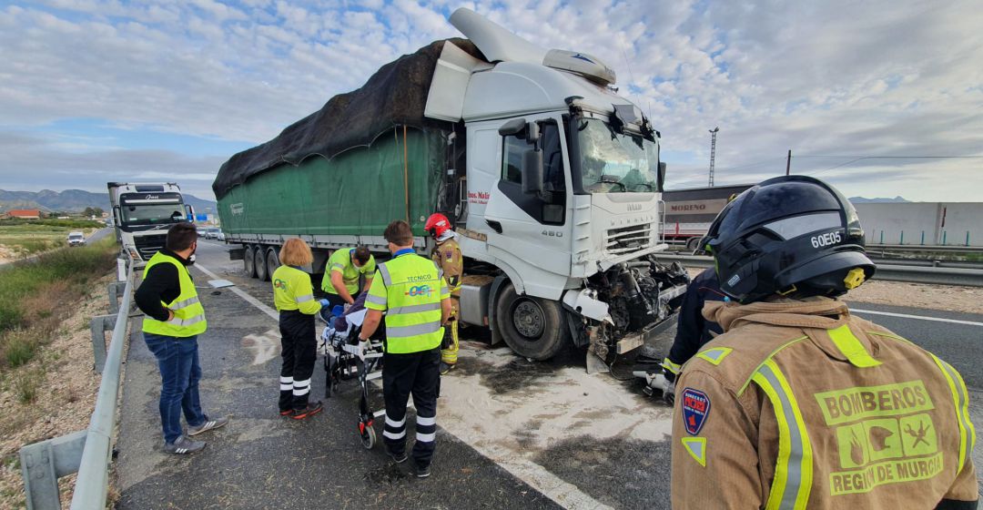 El herido grave es atendido por los servicios de emergencias El herido grave es atendido por los servicios de emergencias