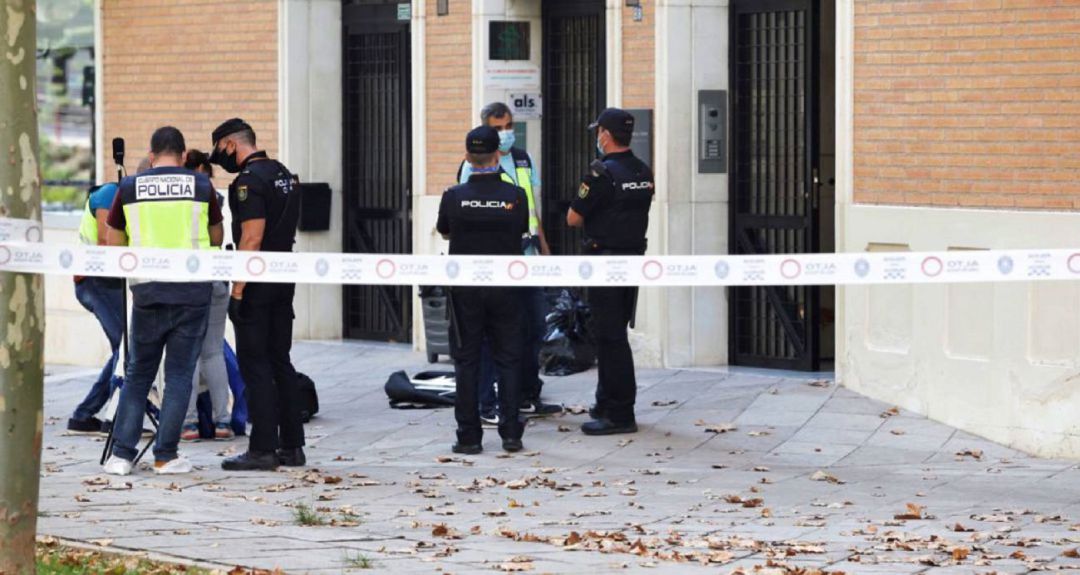 La policía reúne evidencias en el portal donde un hombre de 68 años falleció el pasado mes de agosto en un edificio de la calle Infanta Cristina de Murcia a consecuencia de varias heridas de arma blanca La policía reúne evidencias en el portal donde un hombre de 68 años falleció el pasado mes de agosto en un edificio de la calle Infanta Cristina de Murcia a consecuencia de varias heridas de arma blanca