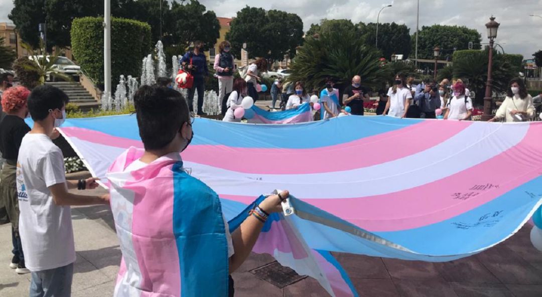La bandera del Orgullo Transexual ha iniciado su viaje desde la Glorieta de España La bandera del Orgullo Transexual ha iniciado su viaje desde la Glorieta de España