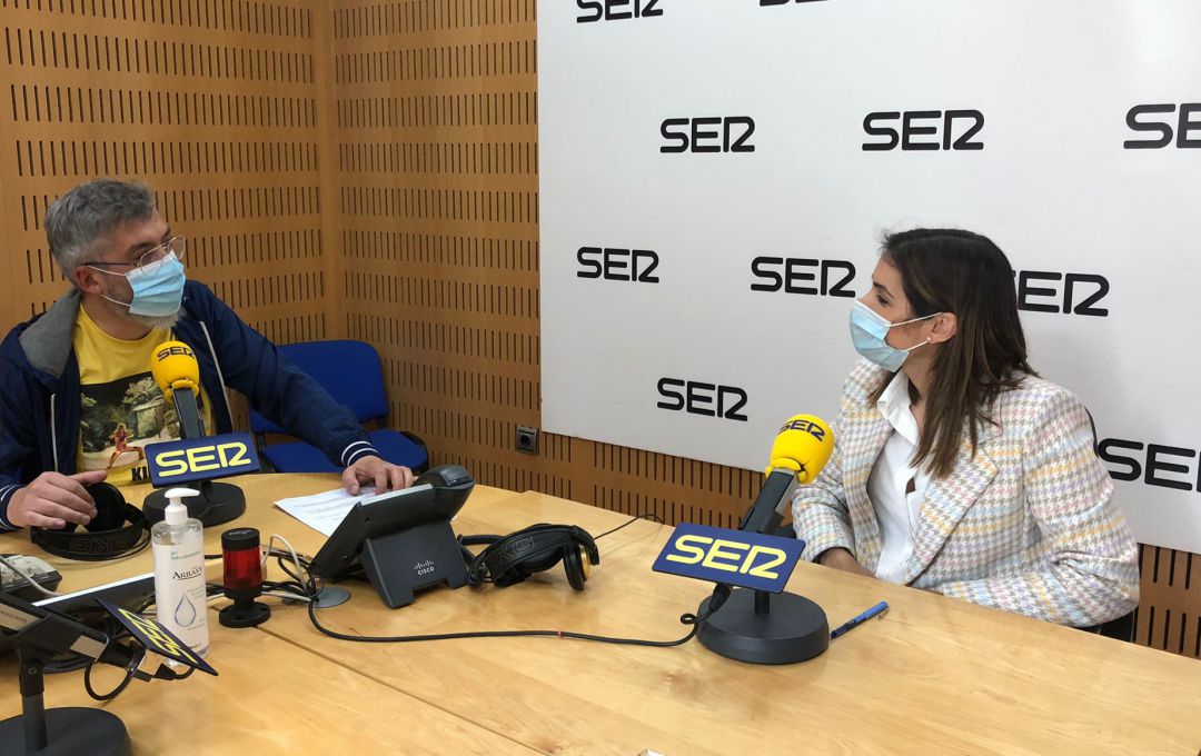 Carmen Fructuoso, concejala de Movilidad Sostenible y Juventud, junto a Paco Sánchez, en los estudios de Radio Murcia Carmen Fructuoso, concejala de Movilidad Sostenible y Juventud, junto a Paco Sánchez, en los estudios de Radio Murcia