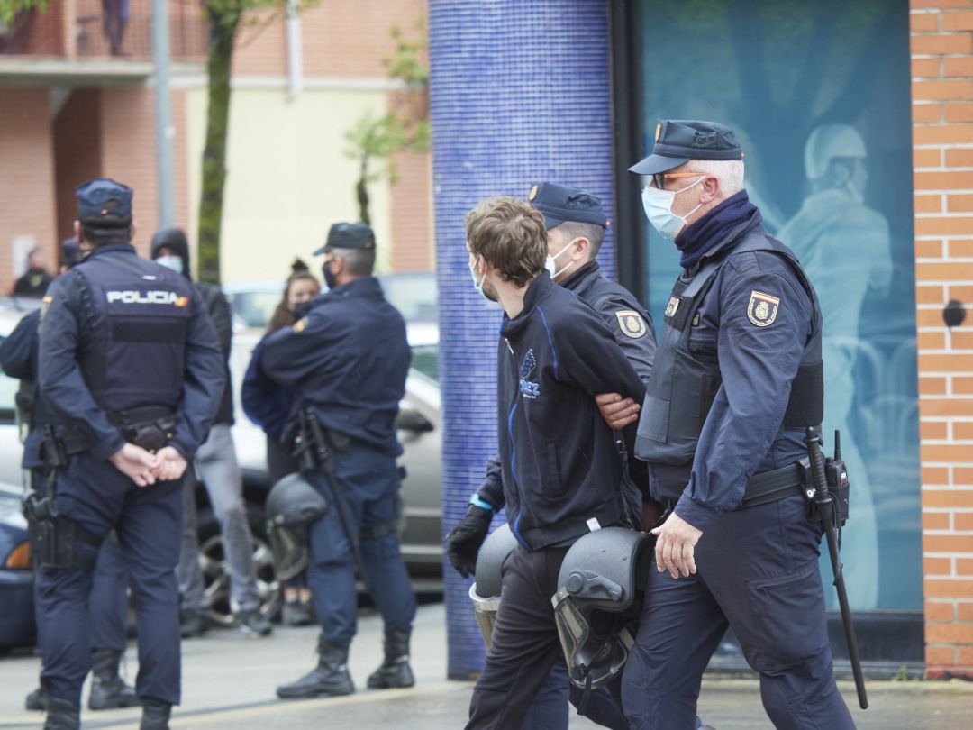 Dos agentes de Policía Nacional llevan detenido a uno de los 1 miembros de Gazte Koordinadora Sozialista, a 27 de abril de 2021, en Pamplona Dos agentes de Policía Nacional llevan detenido a uno de los 1 miembros de Gazte Koordinadora Sozialista, a 27 de abril de 2021, en Pamplona
