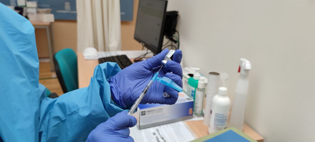 Enfermera prepara una dosis de la vacuna contra la Covid-19 Enfermera prepara una dosis de la vacuna contra la Covid-19