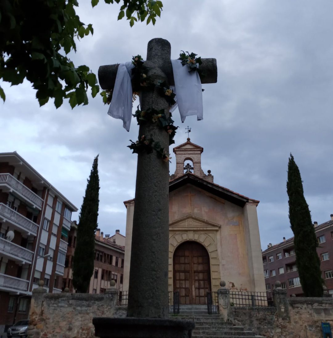 Cruz de mayo instalada por la Cofradía del Cristo del Mercado Cruz de mayo instalada por la Cofradía del Cristo del Mercado