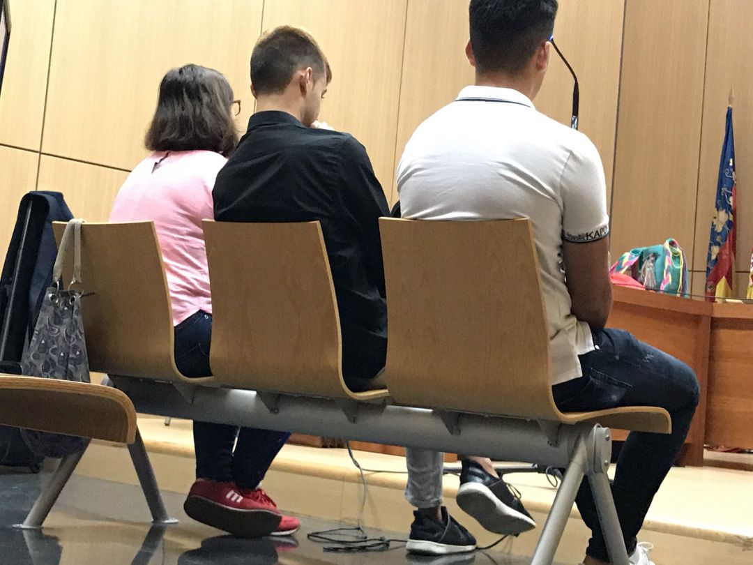 Los internautas que lanzaron mensajes ofensivos contra Adrián Hinojosa, el niño que quería ser torero, en el banquillo de los acusados en el juicio Los internautas que lanzaron mensajes ofensivos contra Adrián Hinojosa, el niño que quería ser torero, en el banquillo de los acusados en el juicio