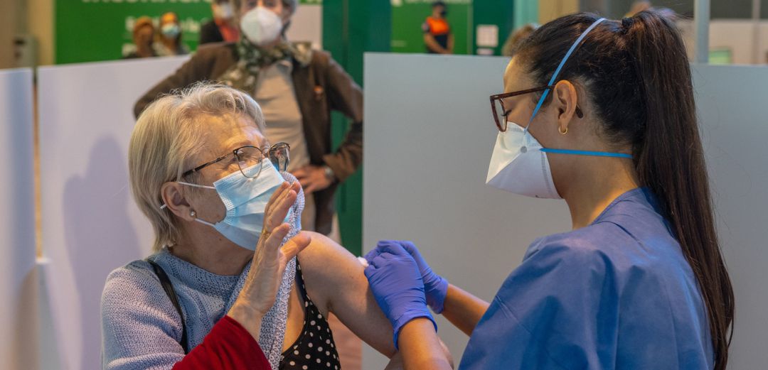 Una persona recibe la primera dosis de la vacuna contra el Covid-19 Una persona recibe la primera dosis de la vacuna contra el Covid-19