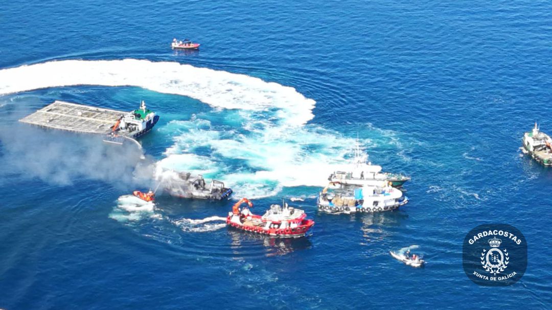 Barco ardiendo en Bueu Barco ardiendo en Bueu