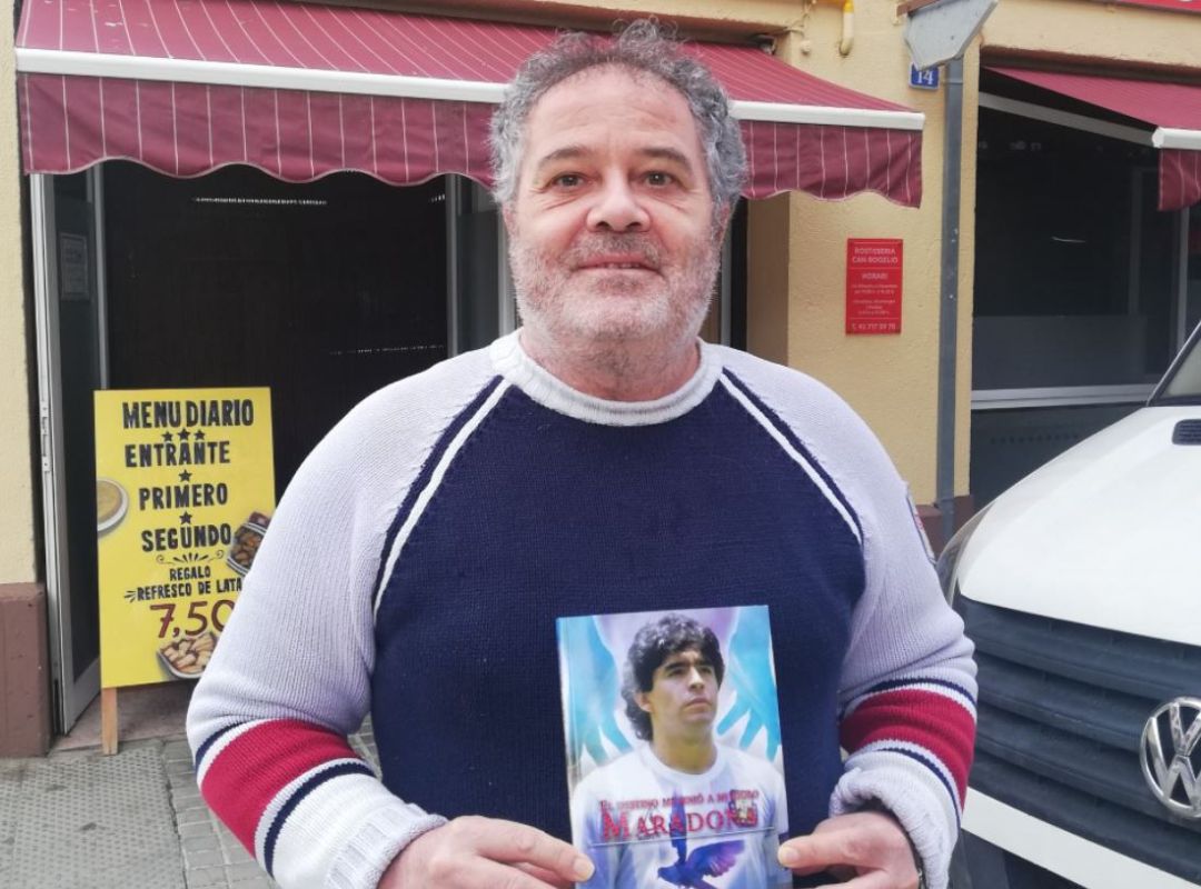 Antonio Torres con su obra dedicada a Maradona. Antonio Torres con su obra dedicada a Maradona.