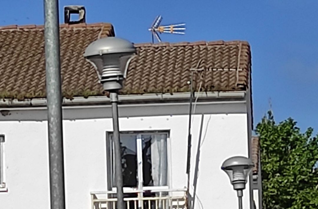 Imagen de los disparos en una de las viviendas de esta barriada de Ciudad Real Imagen de los disparos en una de las viviendas de esta barriada de Ciudad Real