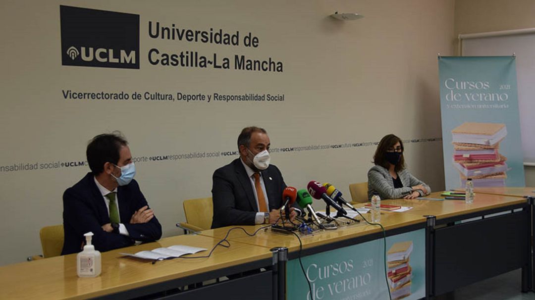 Garde (c) junto a Sánchez (i) y la directora académica, Blanca Notario Garde (c) junto a Sánchez (i) y la directora académica, Blanca Notario
