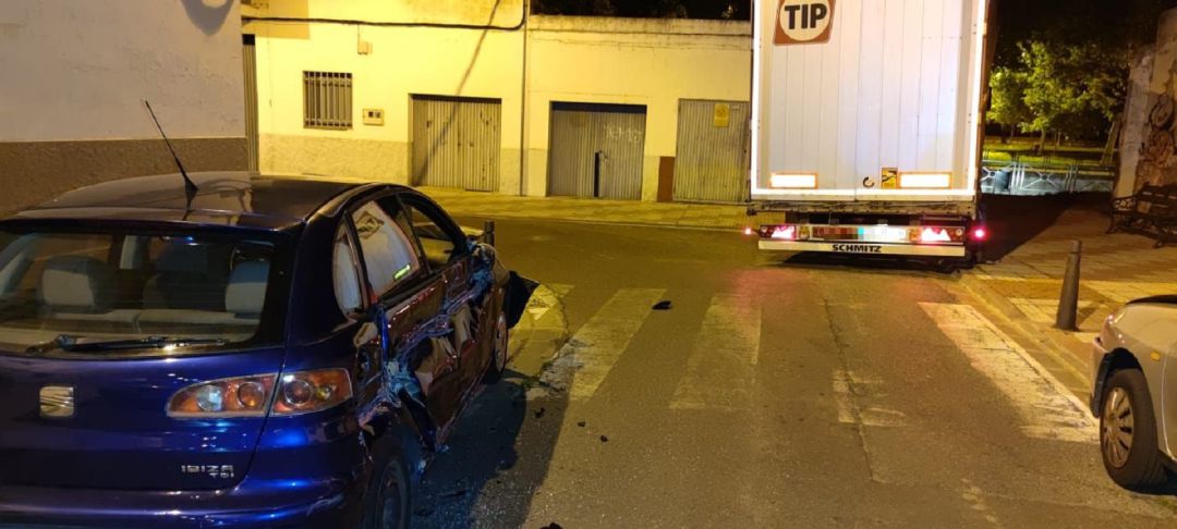 Tráiler y vehículos dañados en la calle Villagonzalo de Mérida Tráiler y vehículos dañados en la calle Villagonzalo de Mérida