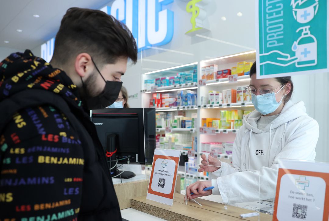 Una farmacia de Bélgica donde ya se venden estos test de autodiagnóstico. Una farmacia de Bélgica donde ya se venden estos test de autodiagnóstico.
