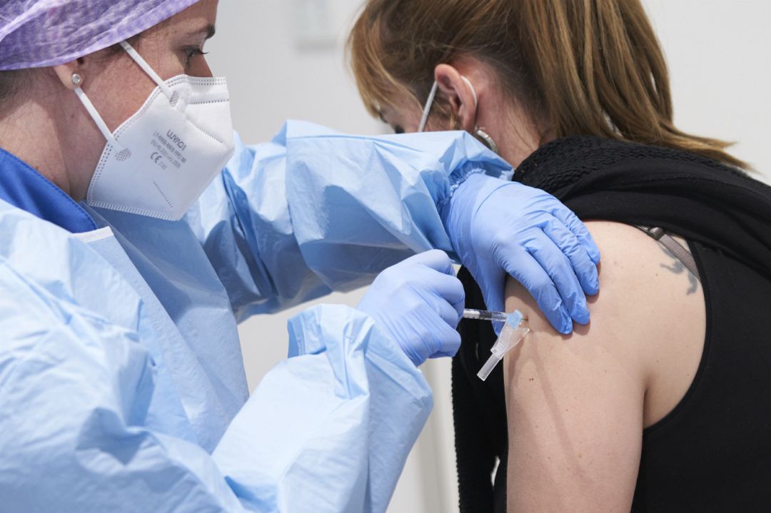 Una mujer recibe la vacuna contra el coronavirus Una mujer recibe la vacuna contra el coronavirus