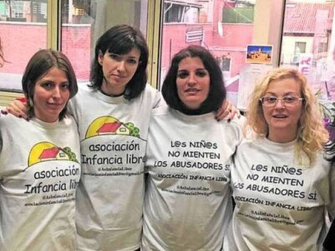 La presidenta de Infancia Libre, junto a otras mujeres de la asociación, en una foto de archivo. La presidenta de Infancia Libre, junto a otras mujeres de la asociación, en una foto de archivo.