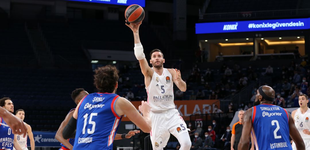Rudy Fernández trata de anotar ante Anadolu Efes con una bandeja Rudy Fernández trata de anotar ante Anadolu Efes con una bandeja